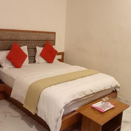 Hotel New Lake View Ахмедабад Екстериор снимка