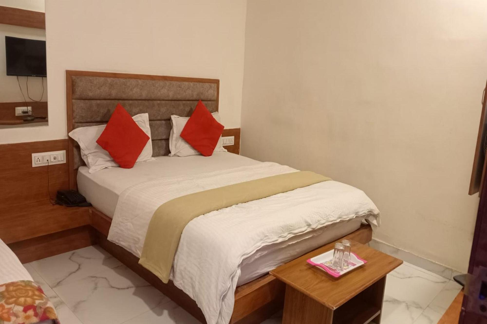 Hotel New Lake View Ахмедабад Екстериор снимка