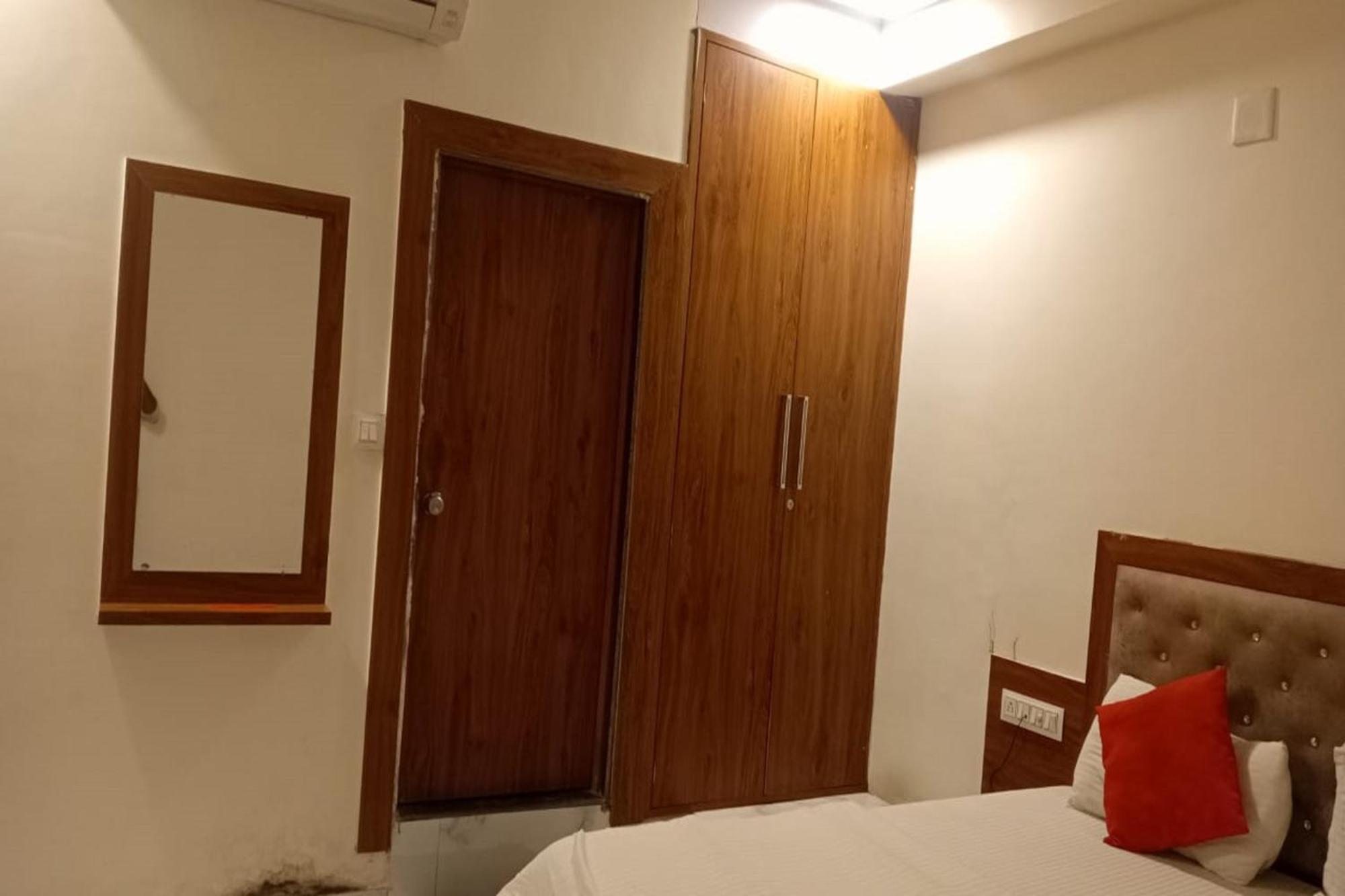 Hotel New Lake View Ахмедабад Екстериор снимка